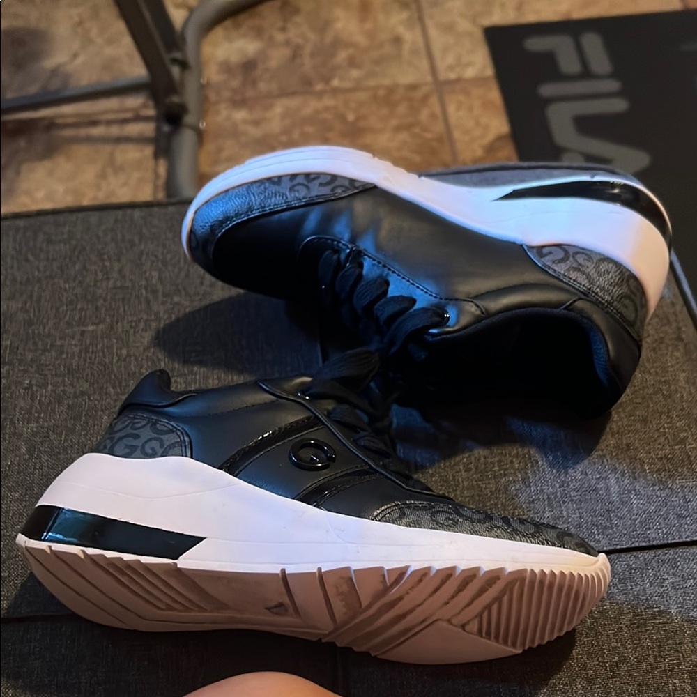 GBG Los Angeles Black and White Casual Sneakers - Picture 4 of 4
